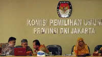 Komisioner bidang Pencalonan dan Kampanye KPU DKI Jakarta, Dahliah Umar (kanan) menjelaskan tata cara pendaftaran calon Gubernur dan Wakilnya dari partai politik saat rapat koordinasi bersama di Jakarta, Rabu (24/8). (Liputan6.com/Helmi Fithriansyah)