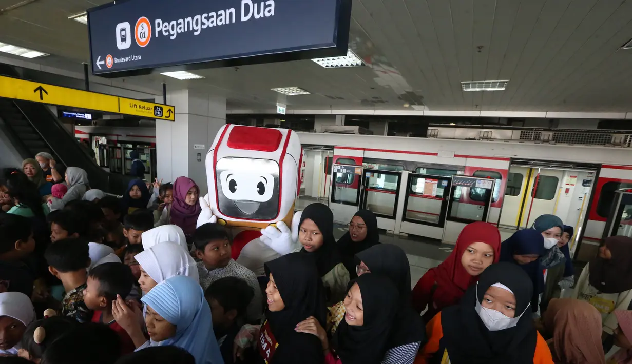 Dalam rangka mengisi libur panjang sekolah, PT LRT Jakarta menyelenggarakan "Warna-warni LRT Jakarta 2024".(merdeka.com/Arie Basuki)