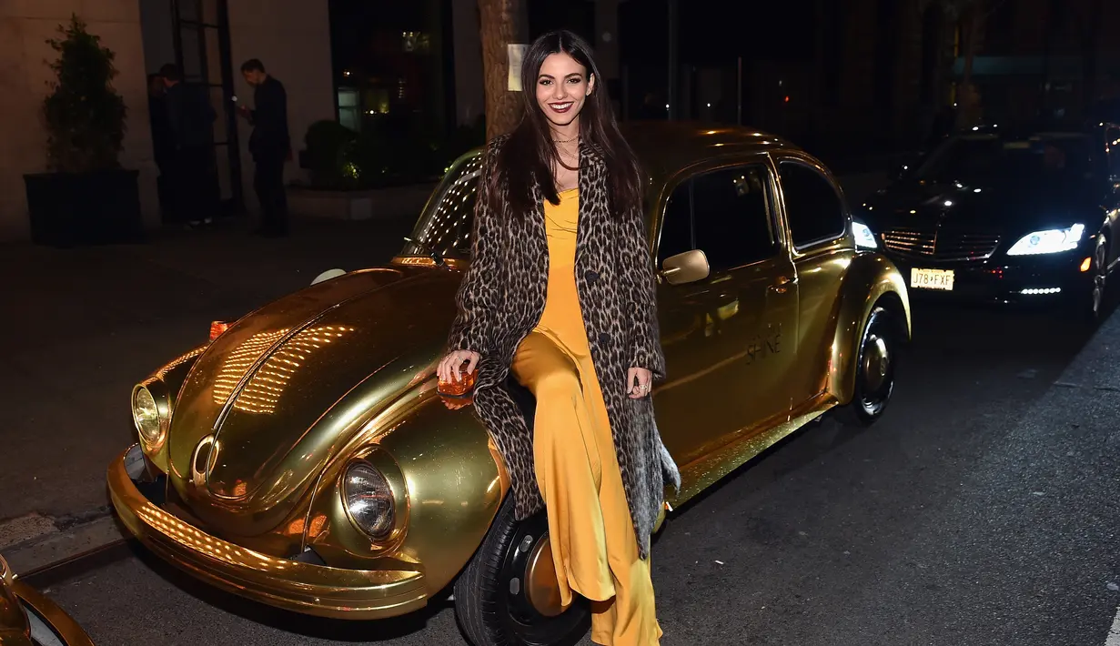 Aktris Victoria Justice berpose dengan mobil kodok berwarna emas saat menghadiri peluncuran Shine Collection Pandora Jewelry di New York City (14/3). Pandora Shine mengeluarkan koleksi terbarunya, perhiasan emas 18 karat. (Bryan Bedder/Getty Images/AFP)
