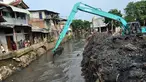 Upaya normalisasi kali Mampang terus dilakukan, salah satunya dengan pengerukan dan pendalaman, (19/8/2014). (Liputan6.com/Miftahul Hayat)