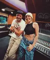 Bersama dengan Justin Timberlake, Agnez Mo tampil dengan halter neck hitam crop top dipadukan celana denim berkantung besar. Sambil mengenakan bennie putihnya. [@agnezmo]