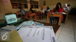 Suasana Ujian Paket B di SMP Muhammadiah Klaten,Yogyakarta (11/5). Ujian tersebut untuk mendapatkan ijazah setingkat SMP diikuti oleh 111 peserta. (Liputan6.com/Boy Harjanto)