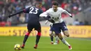 Aksi pemain Tottenham Hotspur,Dele Alli melewati adangan pemain Huddersfield, Collin Quaner (kiri) pada laga Premier League di Wembley Stadium, London, (3/3/2018). Tottenham menang 2-0.  (John Walton/PA via AP)