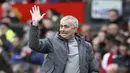 Ekspresi pelatih Manchester United, Jose Mourinho memberikan instruksi kepada anak asuhnya saat melawan AFC Bournemouth  pada lanjutan Premier League pekan ke-27 di Old Trafford, Manchester, (4/3/2017). MU diatahan imbang 1-1. (Martin Rickett/PA via AP)