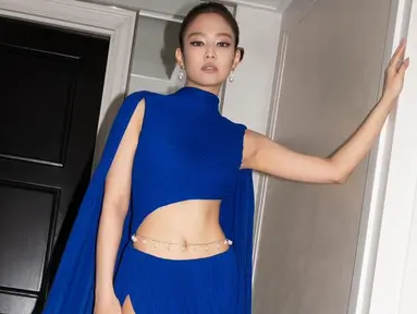 Jennie Blackpink tampil dengan warna Royal Blue dalam acara Met Gala 2024. Dirinya tampil anggun dengan gaun dari Alaïa yang dibuat khusus oleh desainer Pieter Mulier. (Liputan6.com/IG/@maisonalaia)