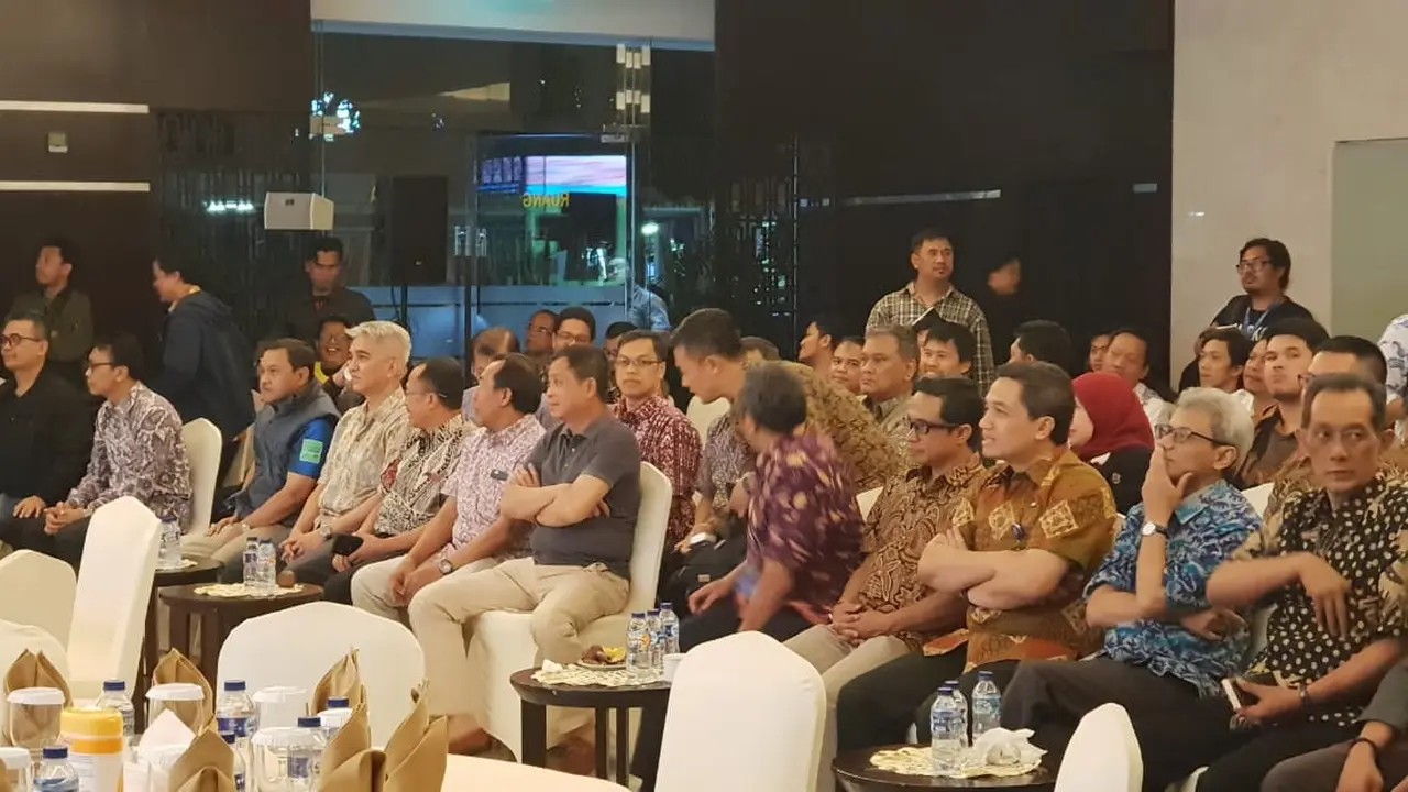 Menteri ESDM Ignasius Jonan saat nonton bareng Piala Dunia 2018, Jumat (6/7/2018). (Dok Liputan6.com/Pebrianto)
