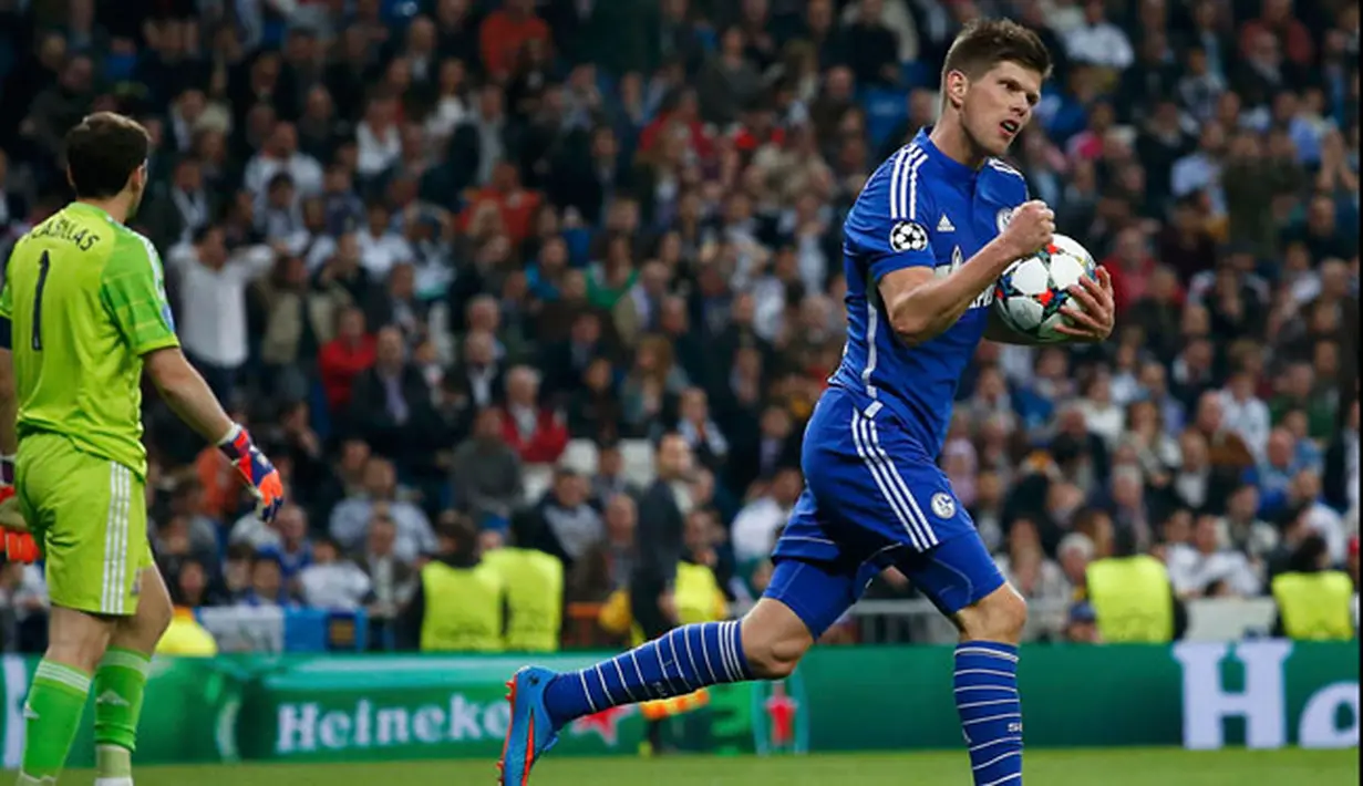 Penyerang Schalke 04, Klaas-Jan Huntelaar (kanan) merayakan gol ke gawang Real Madrid di leg kedua 16 besar Liga Champions di Stadion Santiago Bernabeu, Madrid, Spanyol, (10/3/2015). Schalke 04 Menang 4-3 atas Real Madrid. (Reuters/Juan Medina)