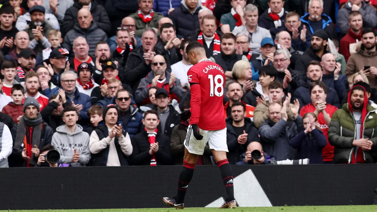 Foto: Ekspresi Casemiro Setelah Diusir Wasit, MU Ditahan Tim Juru Kunci Southampton