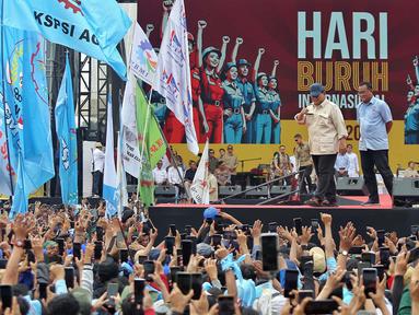 Presiden Prabowo Subianto (baju coklat) saat menghadiri perayaan Hari Buruh Internasional 2025 di kawasan Monumen Nasional (Monas), Jakarta, Kamis (1/5/2025). (Liputan6.com/Angga Yuniar)
