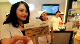 Direktur Utama Mandiri Inhealth Iwan Pasila (tengah) meninjau pemeriksaan kesehatan gratis di Mandiri Pekan Raya Indonesia 2017, ICE BSD, Sabtu (21/10). Sebanyak  1,4 juta peserta sudah memperoleh asuransi kesehatan dan jiwa. (Liputan6.com)