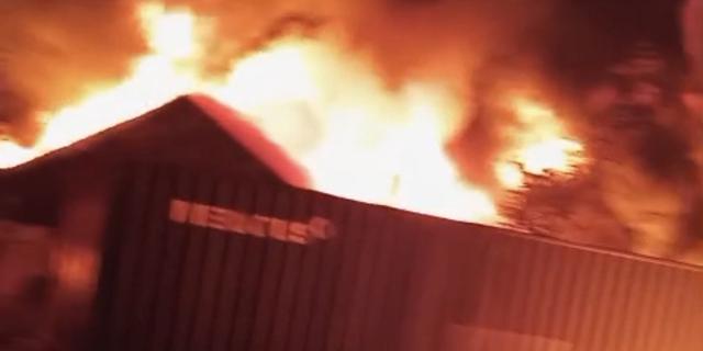 Detik-Detik Pabrik Sandal Swallow Terbakar, Warga Panik Dengar Ledakan