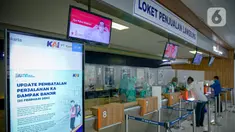 Calon penumpang melakukan pembatalan perjalanan kereta api di Stasiun Pasar Senen di Jakarta, Senin (22/2/2021). PT KAI Daop 1 Jakarta membatalkan perjalanan Kereta Api Jarak Jauh pada keberangkatan Stasiun Gambir sebanyak delapan kereta api. (Liputan6.com/Faizal Fanani)