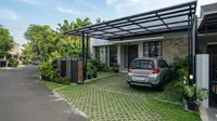 Inspirasi Carport Berlantai Grass Block yang Cocok untuk Rumah Modern Minimalis Model dengan Kanopi Rangka Besi (image generated by AI)