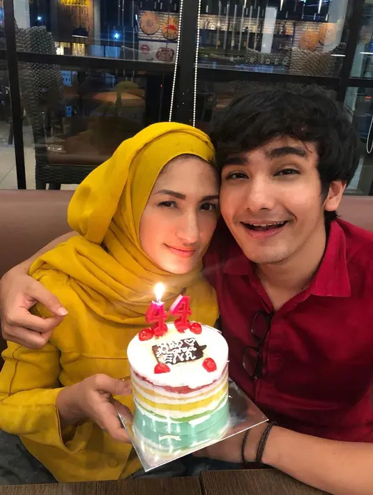 Ini adalah momen Mahdy Reza rayakan ulang tahun sang bunda yang ke-44 tahun pada 2019 lalu. Meski kini hampir menginjak kepala 5, namun pesona wanita kelahiran 1975 ini tak luntur. Penuh kasih sayang, kebersamaan Mahdy Reza ini disebut bak kakak adik hingga pasangan kekasih. Aktor dengan nama lengkap Mahdy Reza Baabud ini memang sering unggah foto bareng sang bunda di Instagram. (Liputan6.com/IG/@mahdyrez)