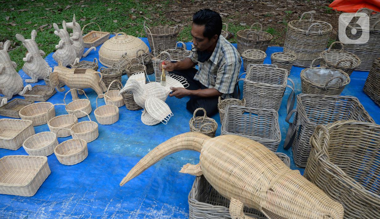 FOTO Perajin Anyaman Rotan  Sepi Pemesanan Bisnis 