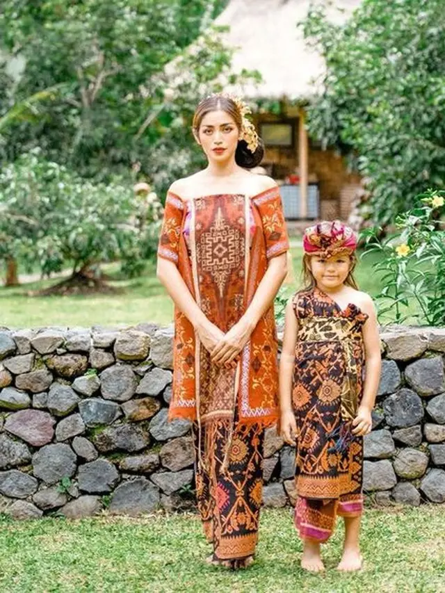 5 Potret Cantik Artis Kenakan Pakaian Adat Bali, Bak Putri Kerajaan