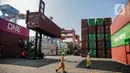 Aktivitas bongkar muat peti kemas di Pelabuhan Tanjung Priok, Jakarta, Kamis (14/4/2022). Kenaikan harga komoditas global di tengah perang Rusia-Ukraina tetap menjadi pendorong utama terjadinya surplus yang besar karena mendorong kinerja ekspor Indonesia. (Liputan6.com/Faizal Fanani)