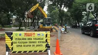 Suasana pengerjaan sumur resapan di Jalan Mataram Raya, Kebayoran Baru, Jakarta, Selasa (12/10/2021). Sumur resapan atau drainase vertikal tersebut diharapkan dapat mengurangi titik-titik rawan banjir di Ibu Kota. (Liputan6.com/Herman Zakharia)