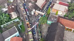 Bahkan, jalan ini kerap dijuluki jalur neraka oleh warga karena kemacetan kronis dan kondisi jalan yang rusak akibat lalu-lalang truk tambang. (merdeka.com/Arie Basuki)