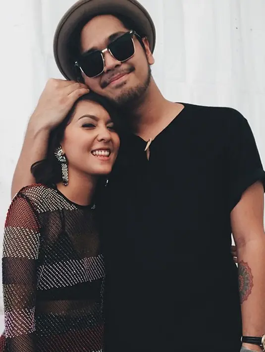 Keduanya tampak serasi dengan memakai pakaian casual bernuansa hitam dan coklat gelap.  (Via Instagram/@petra_sihombing)