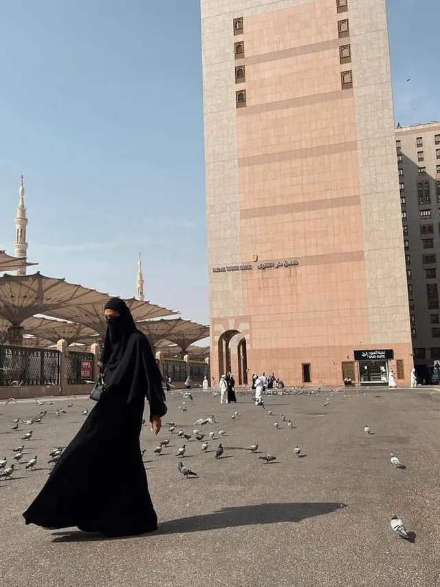 6 Potret Paula Verhoeven Pakai Hijab dan Cadar saat Umrah, Dipuji Netizen Makin Cantik