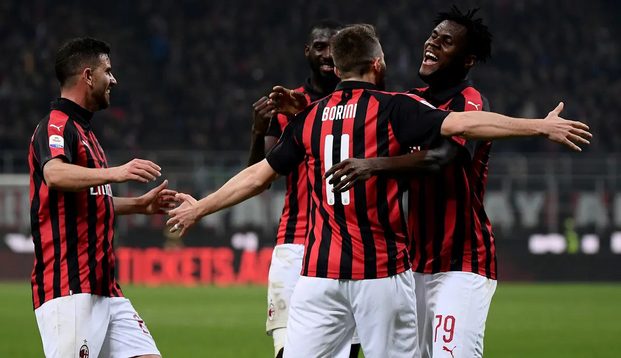 Para pemain AC Milan merayakan gol yang dicetak Franck Kessie ke gawang Empoli pada laga Serie A di Stadion San Siro, Milan, Jumat (22/2). Milan menang 3-0 atas Empoli. (AFP/Marco Bertorello)