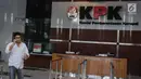 Mantan anggota Badan Anggaran (Banggar) DPR, Mirwan Amir sedang berbicara di telepon usai menjalani pemeriksaan di Gedung KPK, Jakarta, Kamis (4/1). Mirwan diperiksa KPK terkait kasus e-KTP dengan tersangka Markus Nari. (Liputan6.com/Faizal Fanani)