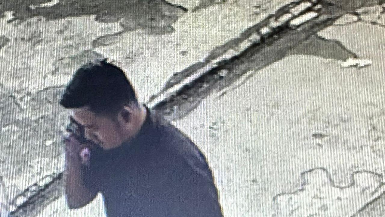 CCTV hotel merekam aktivitas AARN, terduga pelaku pembunuhan terhadap seorang wanita yang ditemukan di sebuah koper oleh warga sekitar pinggir Sungai Kalimalang, Bekasi, Jawa Barat. (Merdeka.com/Bachtiarudin Alam)