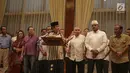 Capres Prabowo Subianto didampingi sejumlah pengurus BPN memberikan keterangan terhadap wartawan di Jakarta, Rabu (8/5). Prabowo menyoroti peristiwa-peristiwa politik terkini seperti pernyataan Hendropriyono soal Rizieq Shihab, dan penetapan tersangka Bachtiar Nasir. (Liputan6.com/Faizal Fanani)