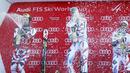 Para pemenang  kejuaraan Alpine Skiing World Cup  merayakan kemenangan dengan menyemburkan Champagne diatas podium di Hinterstoder, Austra, Jumat (26/2/2016). (REUTERS/Dominic Ebenbichler)
