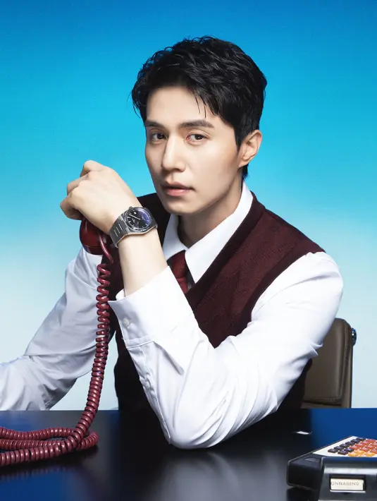 Mengenakan jam tangan stainless Tissot dengan Dial Navy, Lee Dong Wook memilih memadukan kemeja putih lengan panjang dengan vest maroon senada dengan dasinya.  [dok. Tissot]