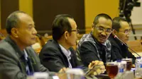 Ketua KPK, Abraham Samad (kedua dari kanan) berkonsultasi dengan Wakil Ketua KPK, Zulkarnain (kedua dari kiri) saat melakukan Rapat Dengar Pendapat dengan Komisi III DPR RI di Jakarta, Senin, (1/12/2014). (Liputan6.com/Andrian Martinus Tunay)