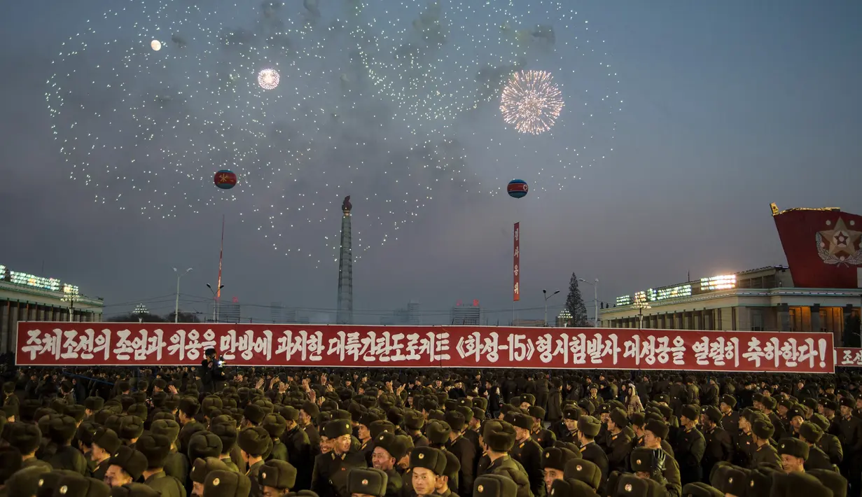 Tentara Korea Utara menyaksikan kembang api saat mengikuti demonstrasi untuk merayakan deklarasi Korea Utara di Pyongyang (29/11). (AFP Photo/Kim Won-Jin)
