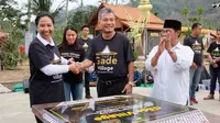 Menteri BUMN Rini Soemarno menandatangani prasasti The Gade Village di Desa Ngargogondo, Borobudur, Magelang, Jawa Tengah.