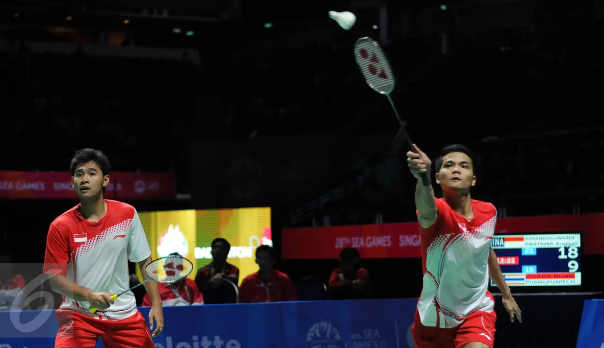 Pebulutangkis ganda putra Indonesia Ricky Karandasuwardi dan Angga Pratama saat laga melawan pebulutangkis Thailand di final beregu putra SEA Games ke-28 di Singapore Indoor Stadium, Singapura, Jumat (12/6/2015). (Liputan6.com/Helmi Fithriansyah)