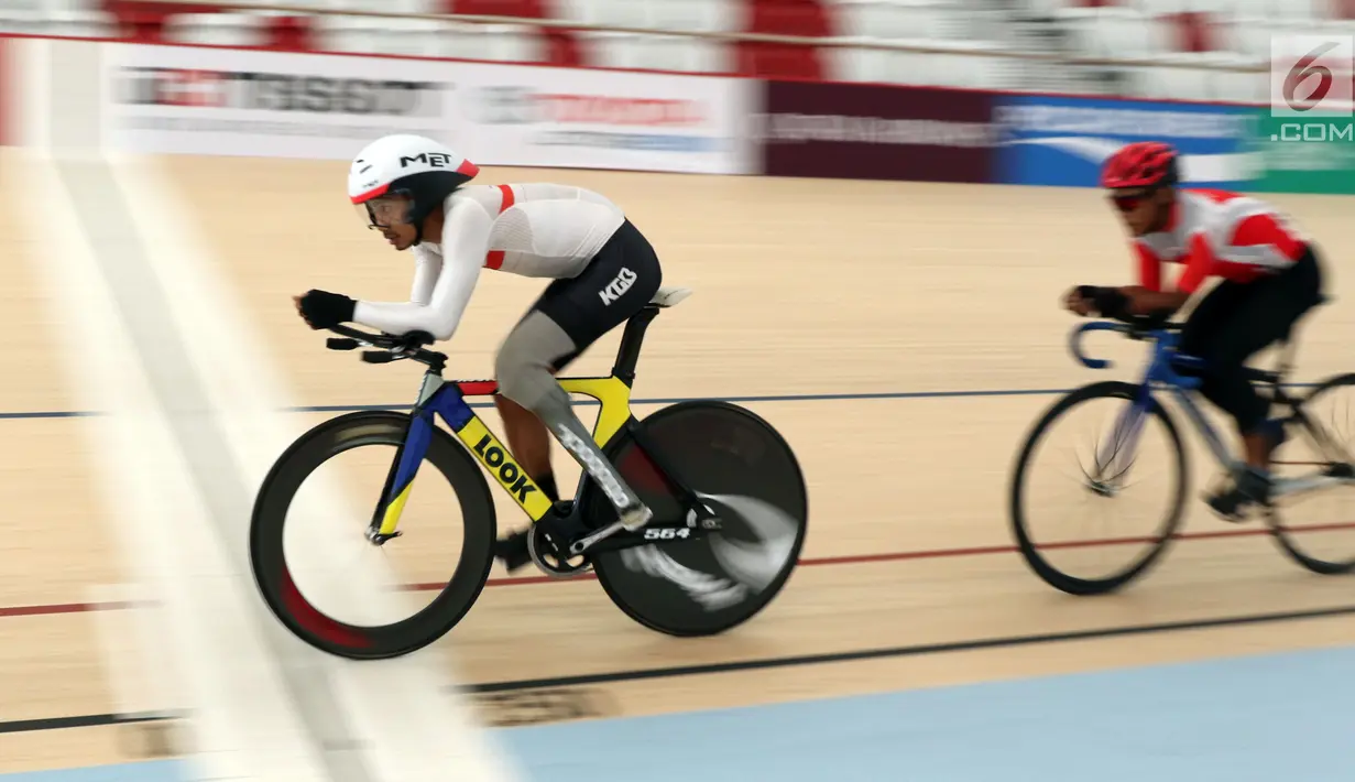 Atlet para cycling Indonesia, M Fadli Imanuddin (depan) saat latihan di Velodrome, Rawamangun, Jakarta, Selasa (2/10). 14 atlet para cycling akan berlaga pada Asian Para Games 2018 pada 6 hingga 13 Oktober mendatang. (Liputan6.com/Helmi Fithriansyah)