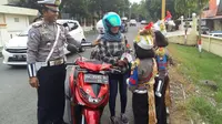 Polisi Cilik dan Pembagian Bunga Warnai Operasi Simpatik