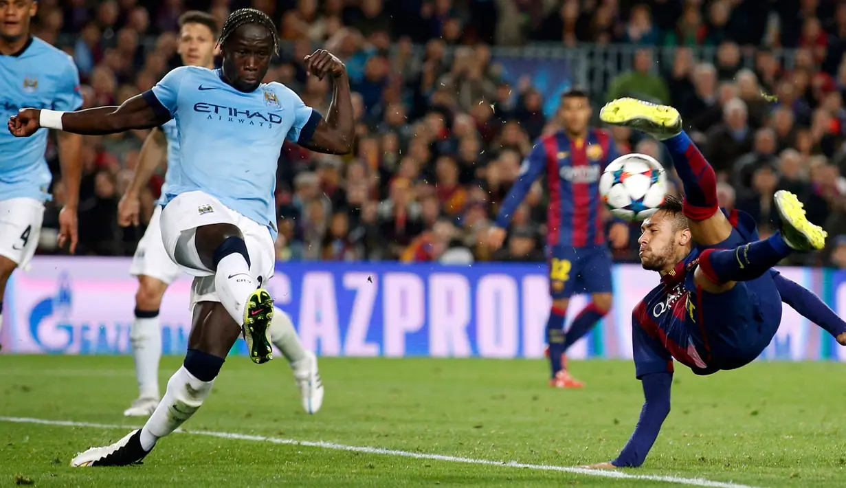 Penyerang Barcelona, Neymar (kanan) berusaha menendang bola di leg kedua 16 besar Liga Champions di Stadion Camp Nou, Spanyol, Kamis (18/3/15). Barcelona menang 1-0 atas Manchester City. (Reuters/Gustau Nacarino)