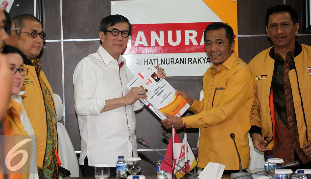 Yasonna H Laoly (kiri) menerima susunan kepengurusan Partai Hanura dari Sarifuddin Sudding di Kompleks Parlemen, Senayan, Jakarta, Kamis (19/1). Hal tersebut merupakan tindak lanjut dari Munaslub pada Desember 2016. (Liputan6.com/JohanTallo)