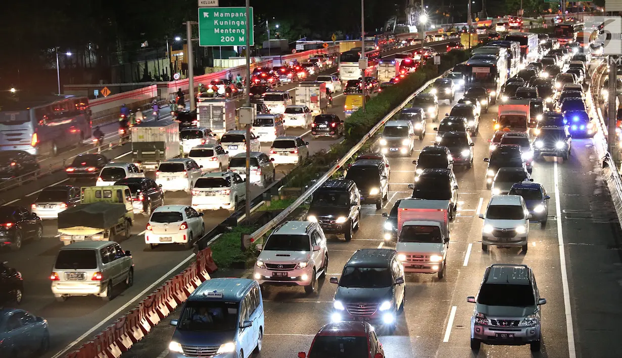 Penampakan kemacetan kendaraan di Tol Dalam Kota dan Jalan Gatot Soebroto di Jakarta, Kamis (15/2). Jelang libur Imlek, kemacetan tetap terjadi di sejumlah ruas jalan protokol Ibu Kota. (Liputan6.com/Immanuel Antonius)