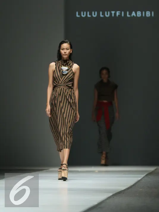 Model membawakan busana rancangan Lulu Lutfi Labibi bertema "Eyes to the Future" di Jakarta Fashion Week 2016 di Jakarta, Jumat (30/10). Pemilihan Dewi Fashion Knights (DFK) juga dilakukan oleh Dewi Fashion Panel. (Liputan6.com/Herman Zakharia)