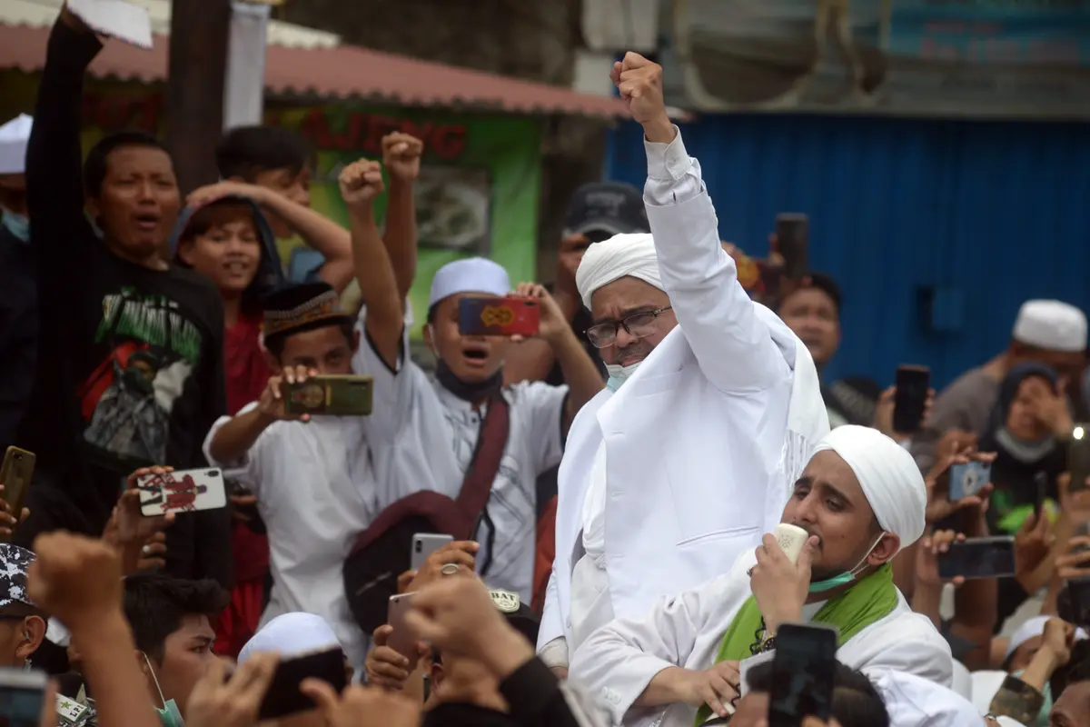 FOTO: Tiba di Petamburan, Rizieq Shihab Disambut Massa Pendukung