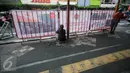 Sejumlah pekerja memasang pagar pembatas di kawasan pedestrian Malioboro, Senin (4/4). Terhitung sejak 4 April, kawasan Malioboro bebas dari parkir yang direlokasi ke Taman Parkir Abu Bakar Ali. (Liputan6.com/Boy Harjanto)