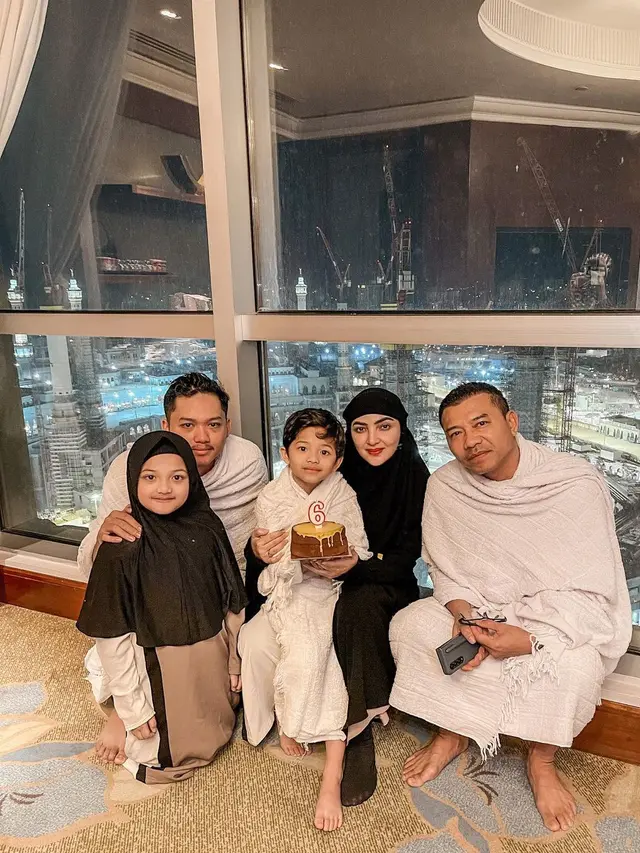 Tampil Kompak Bersama Anak, Ini 7 Potret Anang Hermansyah dan Ashanty di Depan Kabah