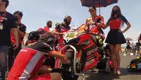 Pembalap Aruba.it, Alvaro Bautista menunggu di atas sepeda motor jelang start balapan superpole WSBK Mandalika 2022 di Sirkuit Mandalika, Lombok, Minggu (13/11/2022). (Marco Tampubolon/Liputan6.com)