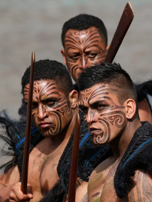 Prajurit Maori atau penduduk asli di Selandia Baru menunjukkan aksi mereka pada perayaan Hari Bastille di Champs Elysees, Paris , Prancis , (14/7).  Orang Maori yang terkenal sebagai petarung ini ramaikan hari Nasional Perancis. (REUTERS / Benoit Tessier)