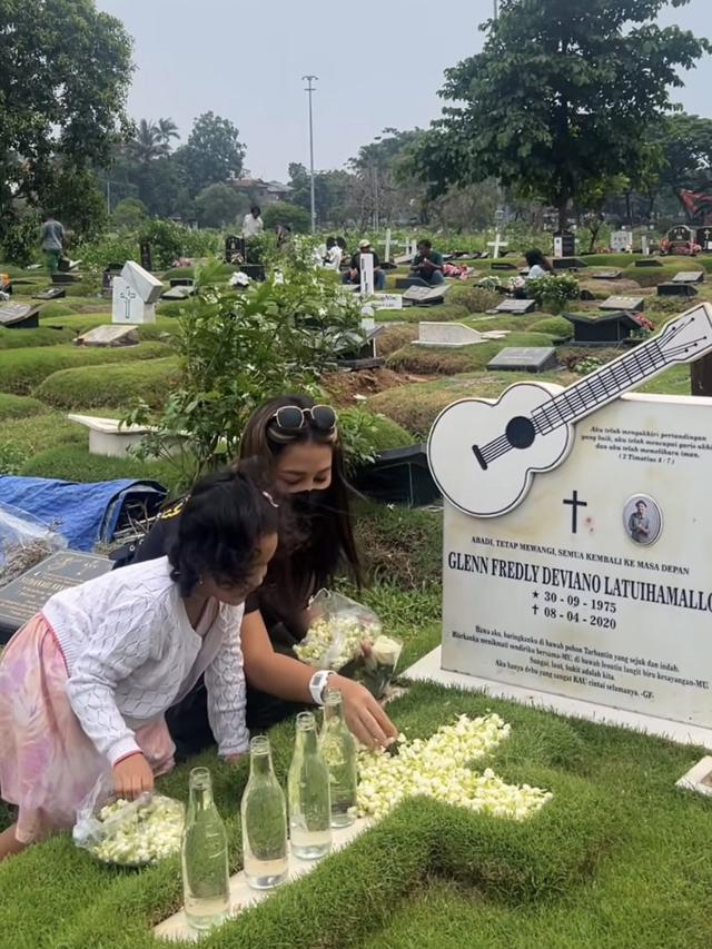 Jelang Tahun Baru, Ini 7 Momen Mutia Ayu dan Gewa Ziarah ke Makam Glenn Fredly