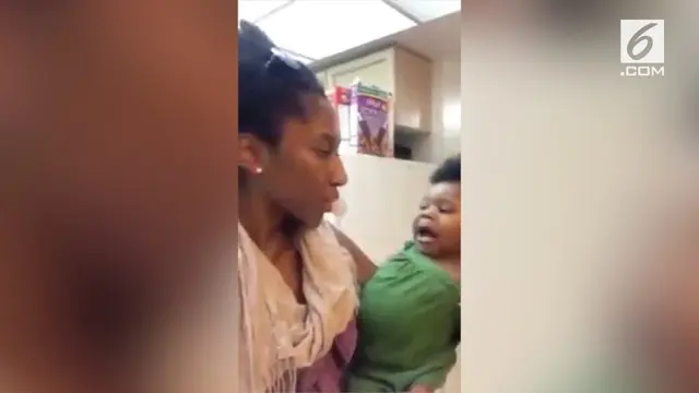 VIDEO: Kocak, Balita Takut Lihat Ibunya Makan Permen Karet