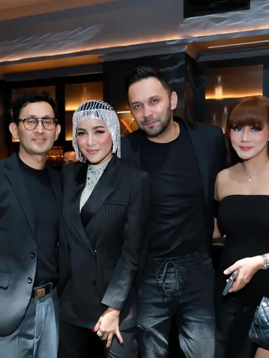 Teuku Zacky juga terlihat menghadiri perayaan ultah Olla Ramlan. Di acara ini, Teuku Zacky terlihat gagah mengenakan kaus hitam yang ditumpuknya dengan blazer dan dipadukan mengenakan celana panjang hitam. [Foto: Instagram/mulanisanjay]