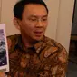 Ahok menunjukkan maket bangunan RS Sumber Waras (Liputan6.com/Ahmad Romadoni)